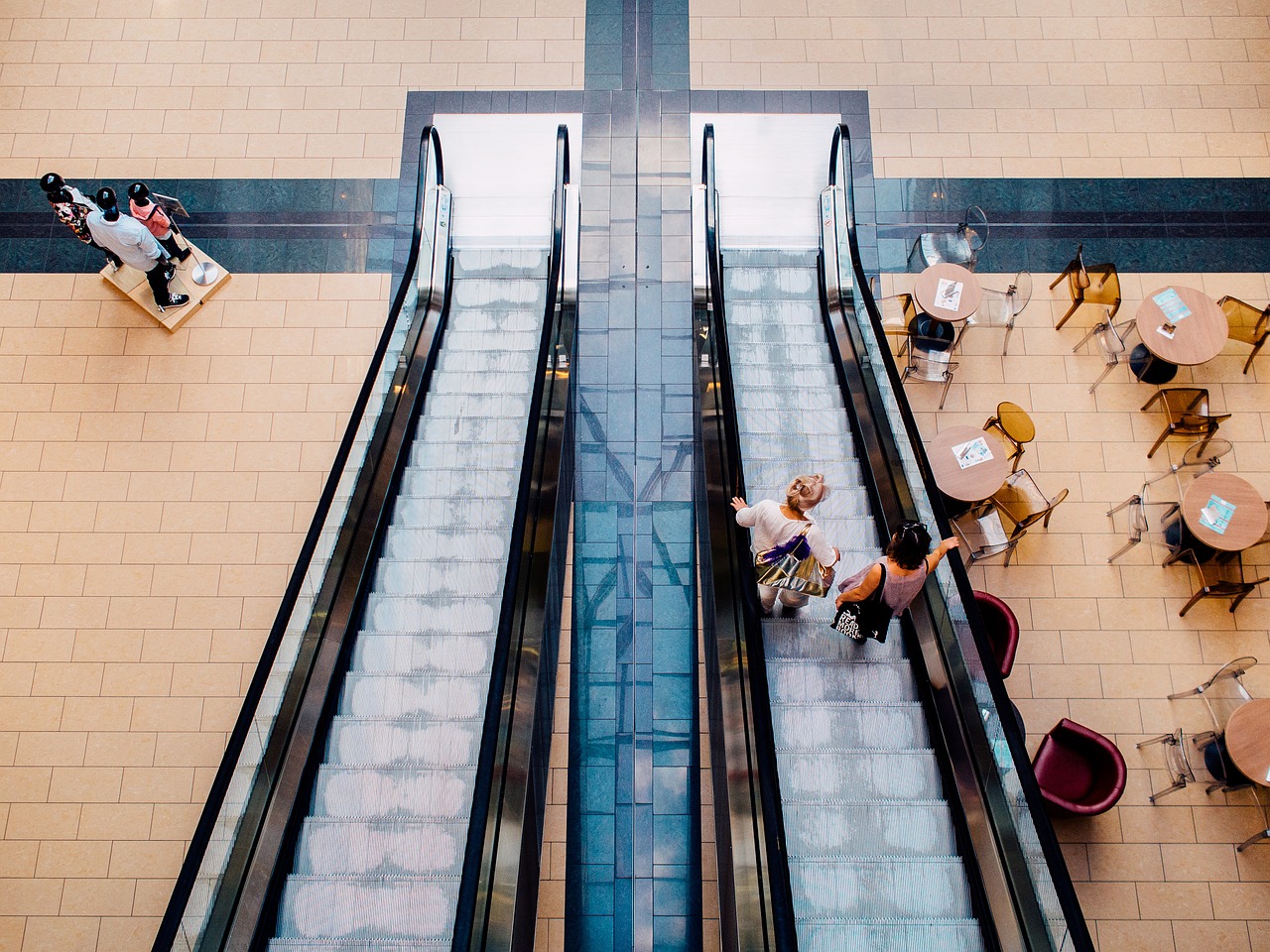 Scale mobili di un centro commerciale, vendita al dettaglio